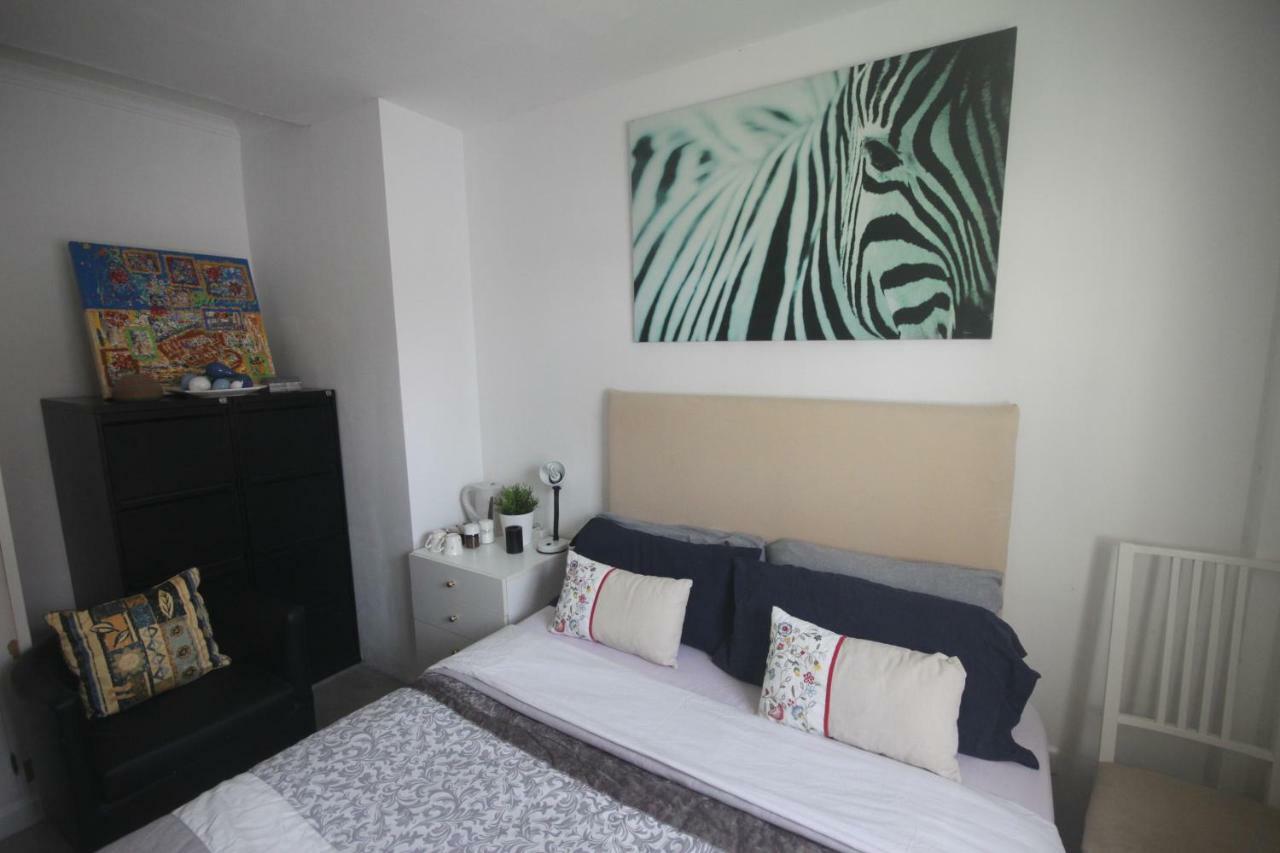 Little Peaceful Retreat Room With Bath, Heating, Terrace, Free Wifi Fridge Easy Parking Marbella Bagian luar foto
